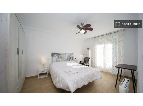 Room for rent in 4-bedroom apartment in Albaicín, Granada - Cho thuê