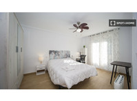 Room for rent in 4-bedroom apartment in Albaicín, Granada - Под Кирија