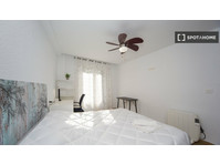 Room for rent in 4-bedroom apartment in Albaicín, Granada - Аренда