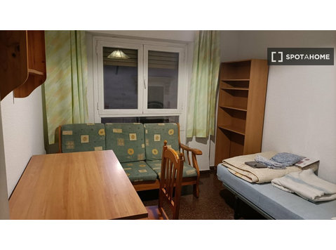 Room for rent in 4-bedroom apartment in Centro, Granada -  வாடகைக்கு 