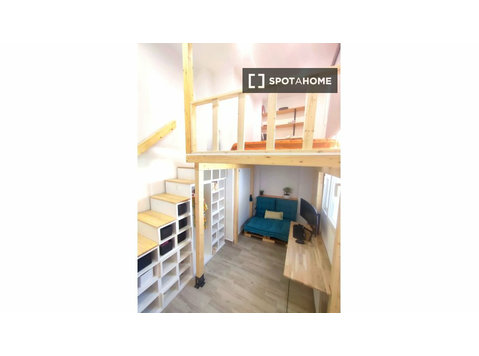 Room for rent in 4-bedroom apartment in Granada - De inchiriat