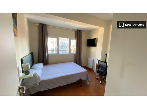 Room for rent in 4-bedroom apartment in Granada - Aluguel