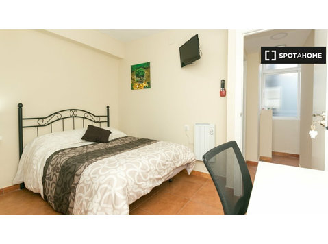 Quarto para alugar em apartamento de 4 quartos em Granada - Aluguel
