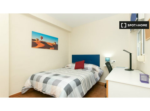 Quarto para alugar em apartamento de 4 quartos em Granada - Aluguel