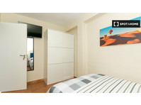 Se alquila habitación en piso de 4 habitaciones en Granada - Alquiler