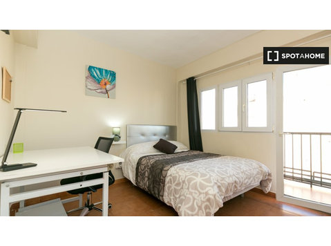 Room for rent in 4-bedroom apartment in Granada -  வாடகைக்கு 