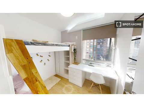 Room for rent in 5-bedroom apartment in Norte, Granada - Под Кирија