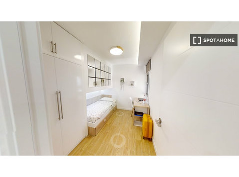Room for rent in 5-bedroom apartment in Norte, Granada - Annan üürile