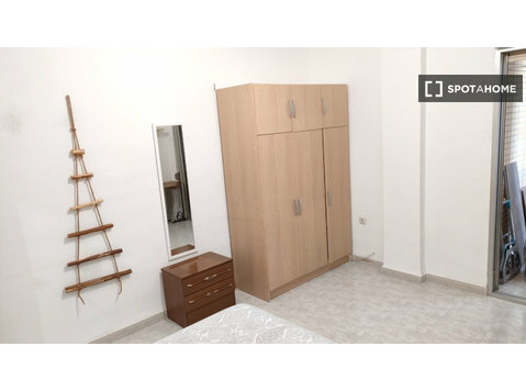 Room for rent in 5-bedroom apartment in Ronda, Granada - برای اجاره