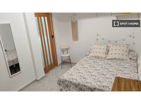 Room for rent in 5-bedroom apartment in Ronda, Granada - 임대