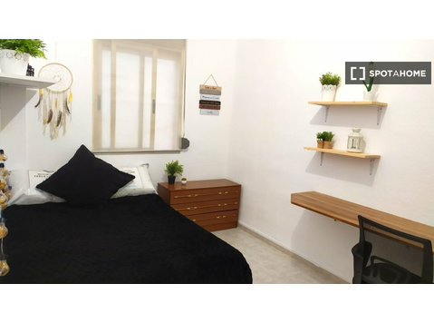 Room for rent in 5-bedroom apartment in Ronda, Granada - Te Huur