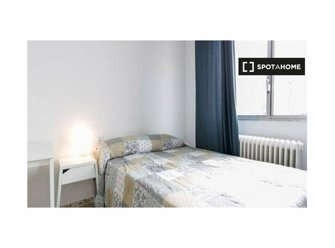 Room for rent in 5-bedroom apartment in Ronda, Granada - برای اجاره