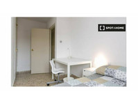Pokój do wynajęcia w 5-pokojowym mieszkaniu w Ronda, Granada - Do wynajęcia