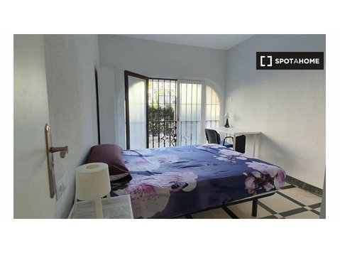 Granada, Granada'da 7 yatak odalı dairede kiralık oda - Kiralık