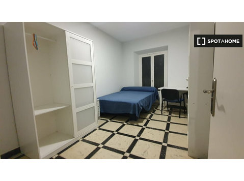 Room for rent in 7-bedroom apartment in Granada, Granada - השכרה