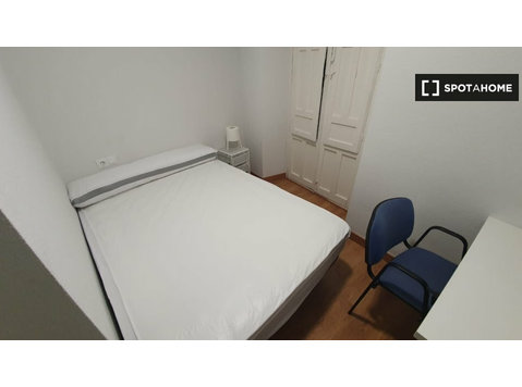 Se alquila habitación en piso de 7 habitaciones en Granada,… - Alquiler
