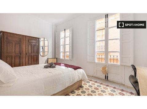 Se alquila habitación en piso de 8 habitaciones en Granada - Alquiler