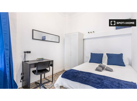 Granada'da 8 yatak odalı dairede kiralık oda - Kiralık