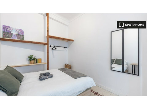 Se alquila habitación en piso de 8 habitaciones en Granada - Alquiler