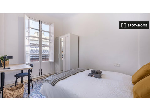 Room for rent in 8-bedroom apartment in Granada - Izīrē
