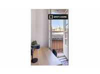 Room for rent in 8-bedroom apartment in Granada - За издавање