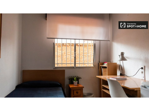 Alugo quarto numa residência em Granada - Aluguel