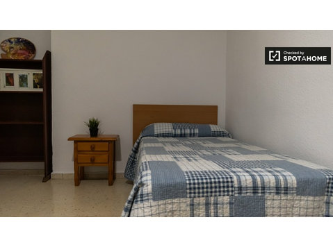 Chambre à louer dans une résidence à Grenade - À louer