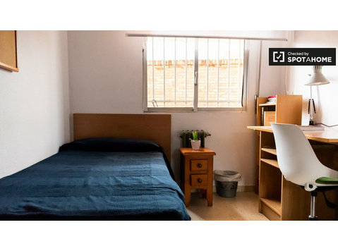 Se alquila habitación en residencia en Granada - Alquiler