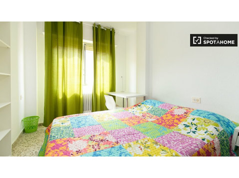 Se alquila habitación en piso compartido en Ronda, Granada - Alquiler