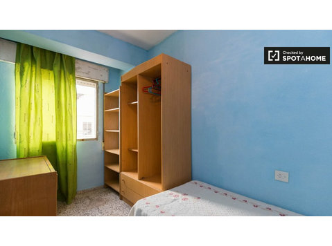 Room in 3-bedroom apartment, San Francisco Javier, Granada - For Rent