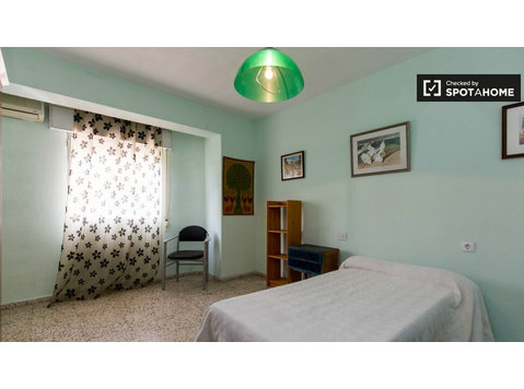 Room in 3-bedroom apartment, San Francisco Javier, Granada - For Rent