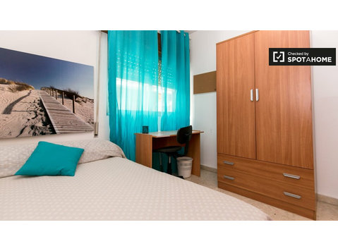 Centro, Granada'da 4 yatak odalı dairede oda. - Kiralık