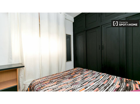 Room in 4-bedroom apartment in Centro, Granada - 	
Uthyres