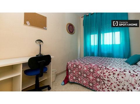 Quarto em apartamento de 4 quartos no Centro, Granada - Aluguel