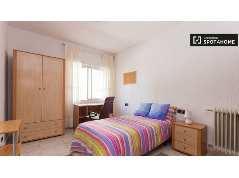 Room to rent in 3-bedroom apartment with AC in calm Norte - For Rent