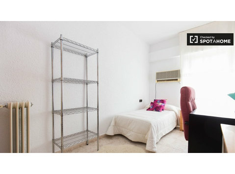Zimmer zu vermieten in 3-Zimmer-Wohnung mit TV und… - Zu Vermieten