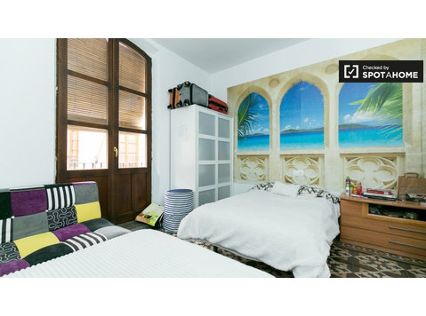 Camera con balcone in appartamento con 5 camere da letto a… - In Affitto