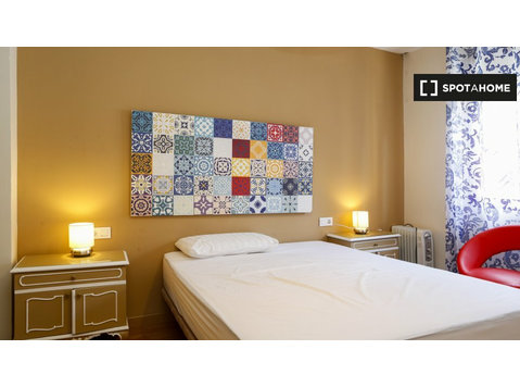 Granada'da kiralık 3 yatak odalı dairede kiralık odalar - Kiralık