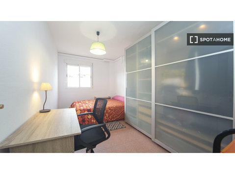 Rooms for rent in 3-bedroom apartment in Granada - K pronájmu
