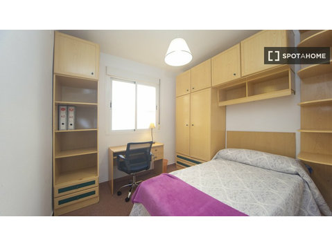 Quartos para alugar em apartamento de 3 quartos em Granada - Aluguel