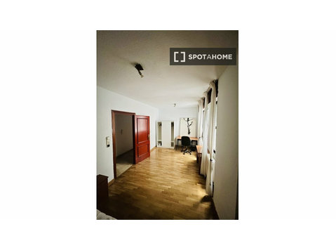 Rooms for rent in 5-bedroom apartment in Granada - For Rent