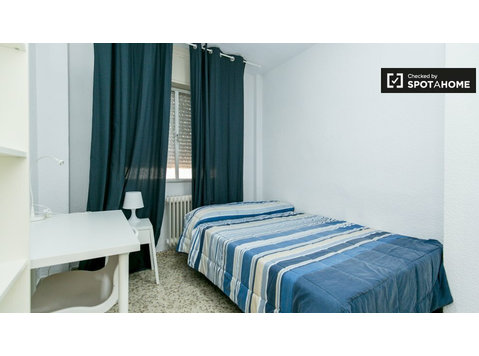 Rooms for rent in 5-bedroom apartment in Ronda, Granada - De inchiriat