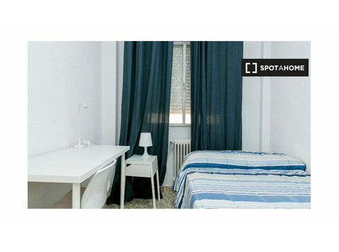 Rooms for rent in 5-bedroom apartment in Ronda, Granada - For Rent