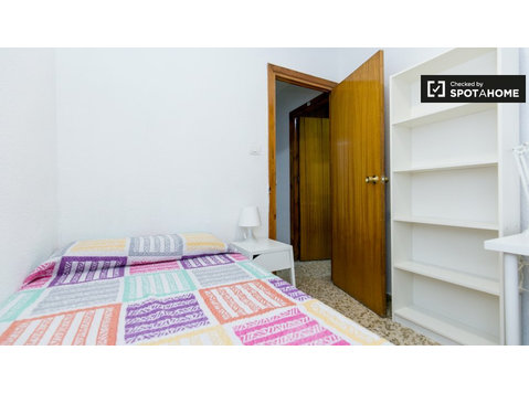 Rooms for rent in 5-bedroom apartment in Ronda, Granada -  வாடகைக்கு 