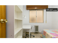 Rooms for rent in 5-bedroom apartment in Ronda, Granada - Аренда