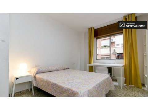 Rooms for rent in 5-bedroom apartment in Ronda, Granada - الإيجار