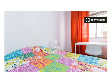Rooms for rent in 5-bedroom apartment in Ronda, Granada - Te Huur