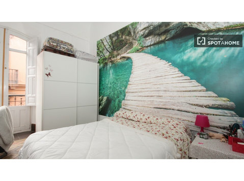 Rooms for rent in 6-bedroom apartment in Centro - Na prenájom