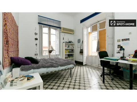 Rooms for rent in 6-bedroom apartment in Centro - Vuokralle