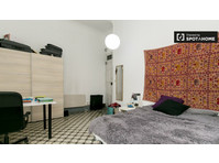 Rooms for rent in 6-bedroom apartment in Centro - الإيجار
